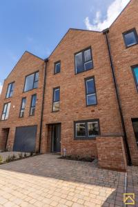 ミルトン・キーンズにあるOutstanding 5 Bedroom Townhouse, Canal Views By Valore Property Servicesのレンガ造りの建物