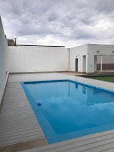 una gran piscina azul en la parte superior de un edificio en Valeanuncio en Mar del Plata