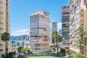 um edifício alto numa cidade com palmeiras em Carabelas III 1-3 Apartment Levante Beach em Benidorm