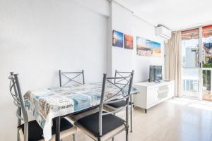 um quarto com uma cama, uma secretária e uma televisão em Carabelas III 1-3 Apartment Levante Beach em Benidorm