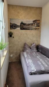 un letto in una camera con due cuscini sopra di Berlin-Oase - schnuckelige Ferienwohnung an der Grenze zu Berlin a Schönefeld