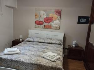 een slaapkamer met een bed met twee handdoeken erop bij Casabella Mondello in Mondello