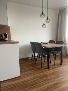 a dining room with a table and chairs at See- & Bergblick Oberteuringen 59 mit beheiztem Indoor-Pool in Oberteuringen +34 photos