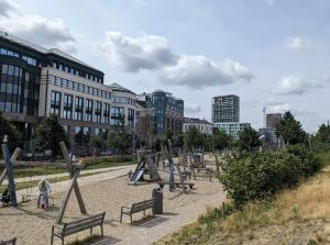un parco con panchine ed edifici in una città di luxe en authenticiteit ad Anversa