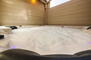 a bath tub filled with lots of snow in a sauna at קסם היקינטון-סוויטת יוקרה in Geva Binyamin