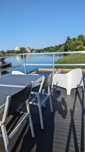 Sundlaugin á Waterview - Schwimmendes Ferienhaus auf dem Wasser mit Blick zur Havel, inkl Motorboot zur Nutzung eða í nágrenninu