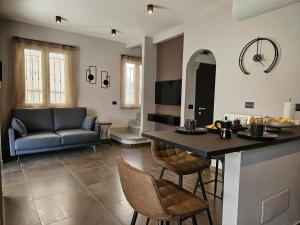 cocina y sala de estar con sofá y mesa en Al Dolce Vita en Stresa