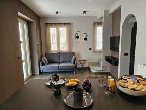 een woonkamer met een tafel met eten erop bij Al Dolce Vita in Stresa