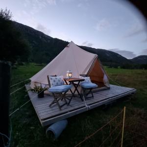 Ein allgemeiner Bergblick oder ein Berglick von der Zelt-Lodge aus