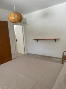 um quarto com uma parede branca e uma cesta pendurada no tecto em Gargá em Peschici