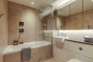 ein Bad mit einer Badewanne, einem Waschbecken und einer Dusche in der Unterkunft The Union in London