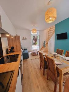 cocina y sala de estar con mesa y sillas en L'Eucalyptus - Centre ville - Terrasse, en Pontivy