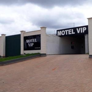 a building with two signs on the side of it at Motel Vip Olimpia in Olímpia