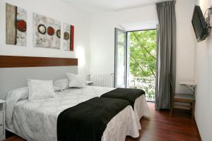 A bed or beds in a room at Hostal San Ignacio Centro