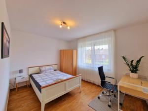 1 dormitorio con cama, escritorio y escritorio en Exklusive Ferienwohnung in Meppen, en Meppen