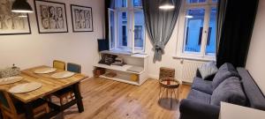 een woonkamer met een bank en een tafel bij Brainy Apartments - North in Bydgoszcz