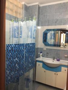 y baño con lavabo y ducha. en Belvedere Apartment, en Shkodër