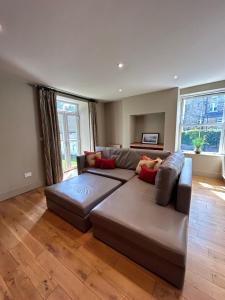 uma sala de estar com um sofá e uma mesa em Luxury Apartment - Great Location em Ecclesall