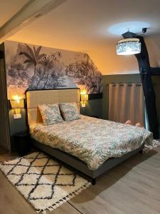 ein Schlafzimmer mit einem Bett und einem Wandgemälde in der Unterkunft Clos Théodore - Appartement climatisé avec sauna, petite terrasse et mezzanine in Givry