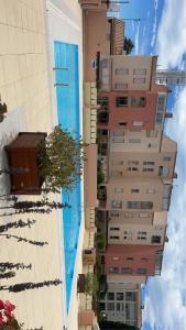 Uma vista da piscina em Appartement cap agde port 4 couchage ou nos arredores