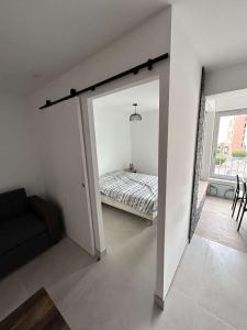 um quarto com uma cama num quarto branco em Appartement cap agde port 4 couchage em Cap d'Agde