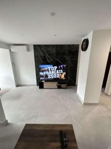 uma sala de estar com uma televisão de ecrã plano na parede em Appartement cap agde port 4 couchage em Cap d'Agde