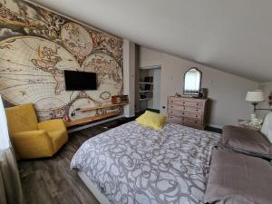 - une chambre avec une grande carte sur le mur dans l'établissement Casa di Sara, à LʼAnnunziata