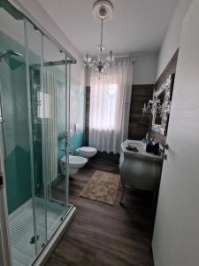 uma casa de banho com um chuveiro, um WC e um lavatório. em Casa di Sara em LʼAnnunziata