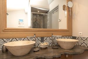 - une salle de bains avec deux lavabos en face d'un miroir dans l'établissement La Martinoise Patio, à Saint-Martin-de-Ré