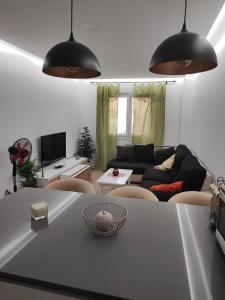 uma sala de estar com uma mesa e um sofá em Dúplex Casa Ana Apartaclub La Barrosa em Chiclana de la Frontera