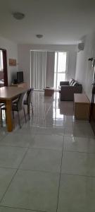 sala de estar con sofá y mesa en Private Room in a Big aparment, en Msida