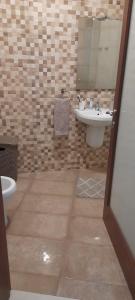 y baño con lavabo y espejo. en Private Room in a Big aparment, en Msida
