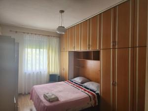 Lova arba lovos apgyvendinimo įstaigoje Tirana Apartament