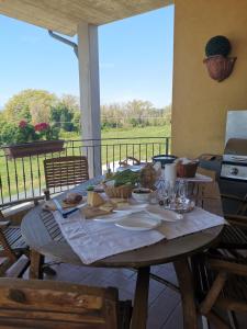 - une table avec de la nourriture sur la terrasse dans l'établissement Casa di Sara, à LʼAnnunziata