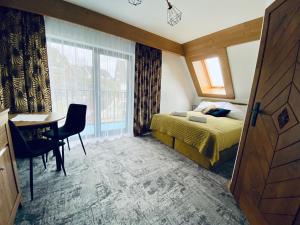 sypialnia z łóżkiem, biurkiem i oknem w obiekcie Willa Koszysta w Bukowinie Tatrzańskiej
