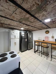 Il comprend une cuisine équipée d'une cuisinière, d'un réfrigérateur et d'un comptoir. dans l'établissement Lounge BA, à Buenos Aires