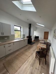 een keuken en een woonkamer met een bank en een tafel bij Belle Vue Cottage sleeps 2 one dog by prior permission in Barnard Castle