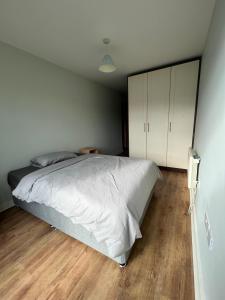 The Strand’s Guest Rooms في دبلن: غرفة نوم بسرير وارضية خشبية