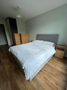 The Strand’s Guest Rooms في دبلن: غرفة نوم بسرير أبيض كبير مع أرضية خشبية