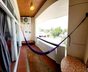ein Zimmer mit einem lila Seil, das an der Wand hängt in der Unterkunft Casa Puerto Bonito & Private Coworking in Puerto Escondido