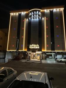 een groot gebouw met auto's geparkeerd voor het bij وجهة التميز 2 in Jeddah