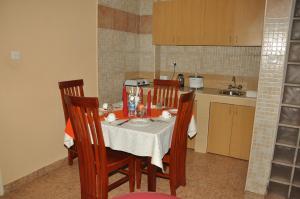 Kuchyň nebo kuchyňský kout v ubytování Eureka Place Hotel Kampala