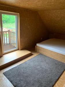 Kleines Zimmer mit einem Bett und einem Fenster in der Unterkunft Koberův mlýn in Vysočany