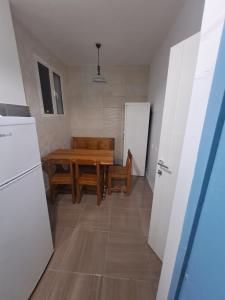 een eetkamer met een tafel en een koelkast bij Apartman Ulcinj Boro in Ulcinj