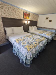 a hotel room with two beds in a room at Bennington Motor Inn in Bennington