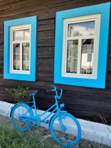 Drevenica Liptovsky Trnovec 166 في ليبتوفسكي ترنوفك: دراجة زرقاء متوقفة أمام مبنى