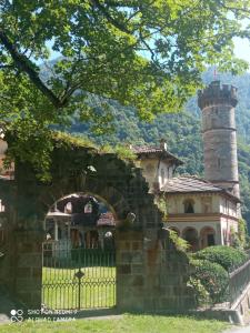 ein Gebäude mit einem Tor und einem Schloss in der Unterkunft Viottolo 12 Bike & Sky Room - Rosazza in Campiglia Cervo