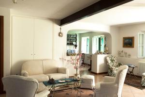 sala de estar con sofá, sillas y mesa en B&B la Casa del Sole, en Manzano