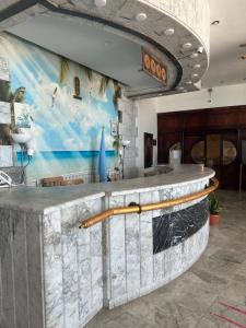 um bar numa sala com um quadro na parede em Aros Al Bahr Hotel em Marsa Matruh