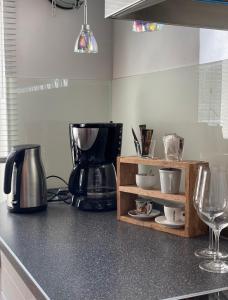eine Küche mit einer Arbeitsplatte mit einer Kaffeemaschine und einer Kaffeekanne in der Unterkunft die perfekte Auszeit in Illingen
